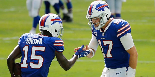 Josh Allen (17) de los Buffalo Bills celebra con John Brown después de un touchdown de 46 yardas contra los Miami Dolphins durante el último cuarto en el Hard Rock Stadium el 20 de septiembre de 2020 en Miami Gardens, Florida.