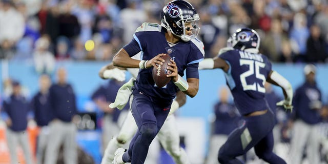 Joshua Dobbs #11 de los Tennessee Titans lucha contra los Dallas Cowboys durante el tercer cuarto del partido en el Nissan Stadium el 29 de diciembre de 2022 en Nashville, Tennessee.