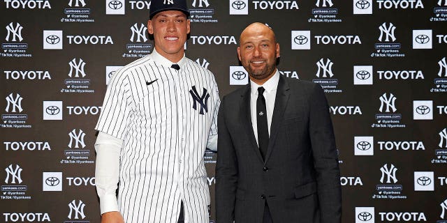 Aaron Judge van New York Yankees, links, poseert voor een foto met Derek Jeter tijdens een persconferentie in het Yankee Stadium op 21 december 2022 in de Bronx, NY