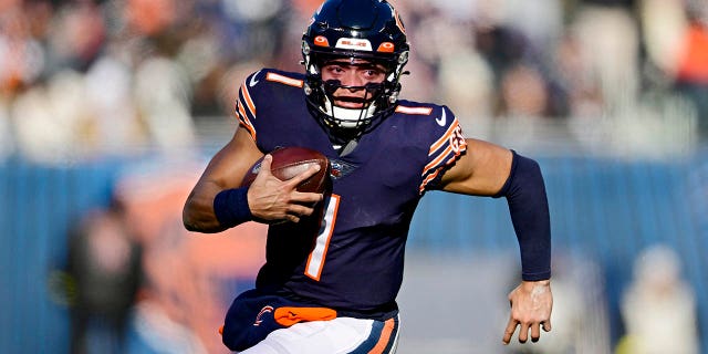 El número 1 de los Chicago Bears, Justin Fields, cabecea el balón durante la primera mitad del partido contra los Philadelphia Eagles en el Soldier Field el 18 de diciembre de 2022 en Chicago, Illinois.