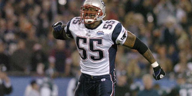 New England Patriots Willie McGinest durante el primer cuarto del Super Bowl XXXIX entre los Philadelphia Eagles y los New England Patriots en el Alltel Stadium en Jacksonville, Florida, el 6 de febrero de 2005. 