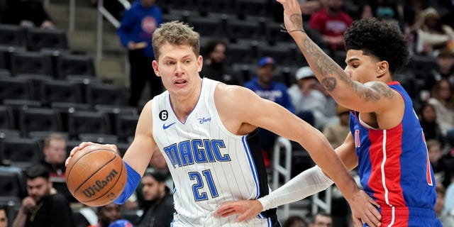 El número 21 de Orlando Magic, Moritz Wagner, maneja el balón contra el número 7 de Detroit Pistons, Killian Hayes, durante el primer cuarto en Little Caesars Arena el 28 de diciembre de 2022 en Detroit.