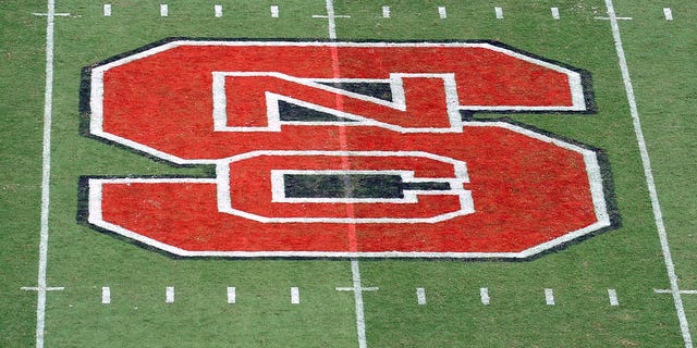 Una vista del logotipo de Wolfpack del estado de Carolina del Norte durante un juego contra los Georgia Southern Eagles en el estadio Carter-Finley el 30 de agosto de 2014 en Raleigh, Carolina del Norte