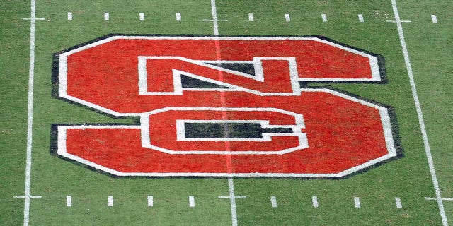 Una vista del logotipo de Wolfpack del estado de Carolina del Norte durante un juego contra los Georgia Southern Eagles en el estadio Carter-Finley el 30 de agosto de 2014 en Raleigh, Carolina del Norte