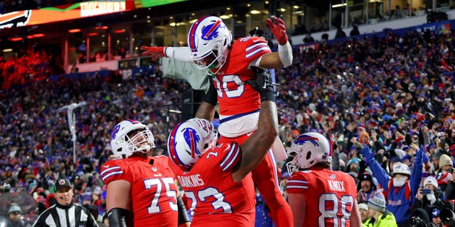 Nyheim Hines nr 20 z Buffalo Bills świętuje z Dionem Dawkinsem nr 73 po zdobyciu przyłożenia przeciwko Miami Dolphins podczas drugiej kwarty meczu na Highmark Stadium 17 grudnia 2022 r. w Orchard Park w Nowym Jorku. 