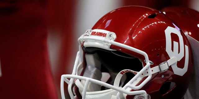 Oklahoma Sooners helmet sits o the bench during the game against the Oregon Ducks during the Valero Alamo Bowl football game at the Alamodome on December 29, 2021, in San Antonio, TX.