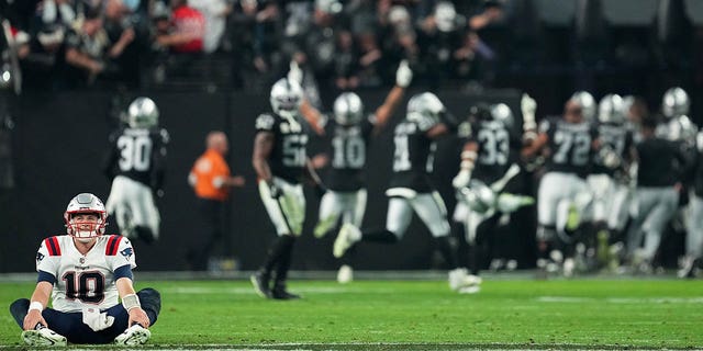 Mack Jones #10 de los New England Patriots reacciona después de una derrota ante Los Vegas Raiders en el Allegiant Stadium el 18 de diciembre de 2022 en Las Vegas, Nevada.