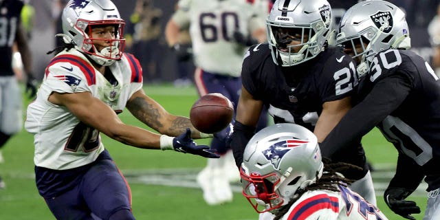 Raymondre Stevenson #38 de los New England Patriots golpea la pelota al margen durante el último cuarto contra los Las Vegas Raiders en el Allegiant Stadium el 18 de diciembre de 2022 en Las Vegas, Nevada.