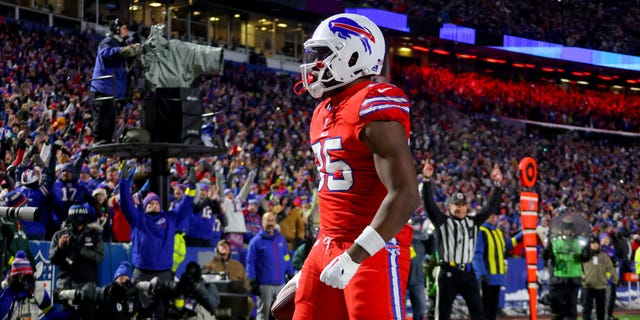 Quintin Morris nr 85 z Buffalo Bills świętuje po złapaniu podania przyłożenia przeciwko Miami Dolphins podczas pierwszej kwarty meczu na Highmark Stadium 17 grudnia 2022 r. w Orchard Park w Nowym Jorku.