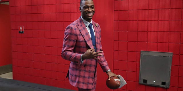 Robert Griffin III es visto antes del partido entre los Michigan Wolverines y los TCU Horned Frogs en el Vrbo Fiesta Bowl en el State Farm Stadium el 31 de diciembre de 2022 en Glendale, Arizona.