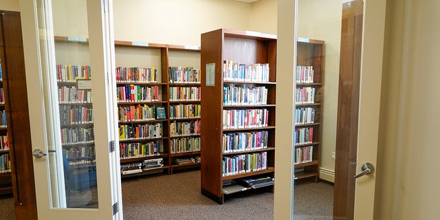 Chambre avec des étagères de livres à Lake Elmo Washington County Public Library