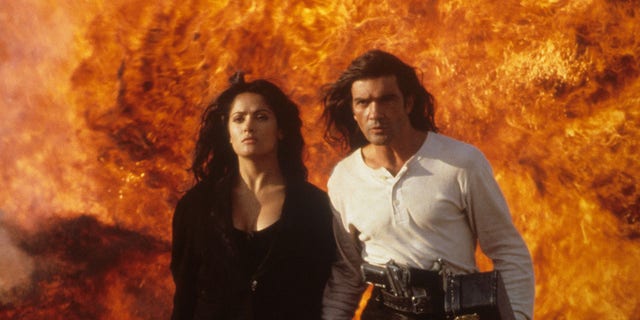 Antonio Banderas e Salma Hayek se conheceram no set de 1995 "Desesperado." 