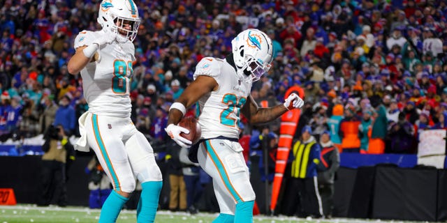 Salwan Ahmed nr 26 z Miami Dolphins świętuje po zdobyciu przyłożenia przeciwko Buffalo Bills podczas drugiej kwarty meczu na Highmark Stadium 17 grudnia 2022 r. w Orchard Park w Nowym Jorku.