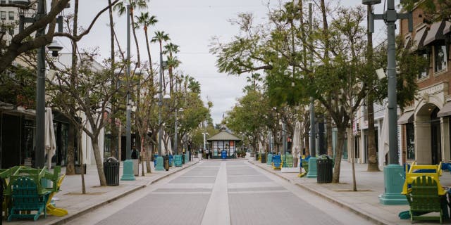 Santa Monica property owners post sign in shopping area saying city 'is not safe' due to crime, homelessness 3 3rd Street Promenade in Santa Monica, CA