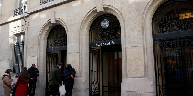 Les étudiants sont photographiés à l'extérieur de l'Université des Sciences de Paris à Paris, France, le 15 mars 2016. REUTERS/Philippe Wyser