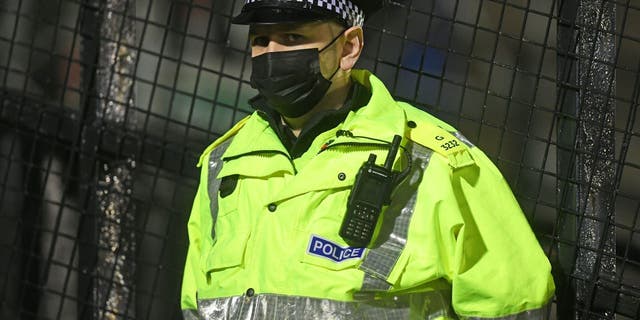 Policía trabajando como seguridad durante un partido del Campeonato Cinch entre Ayr United y Kilmarnock en Somerset Park el 11 de marzo de 2022, en Ayr, Escocia. 