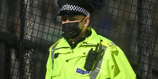 Policía trabajando como seguridad durante un partido del Campeonato Cinch entre Ayr United y Kilmarnock en Somerset Park el 11 de marzo de 2022, en Ayr, Escocia. 