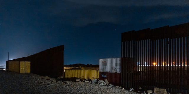 Una visione generale dei container di spedizione installati per colmare le lacune nel muro di confine incompiuto tra Stati Uniti e Messico il 16 agosto 2022 a Yuma, in Arizona.
