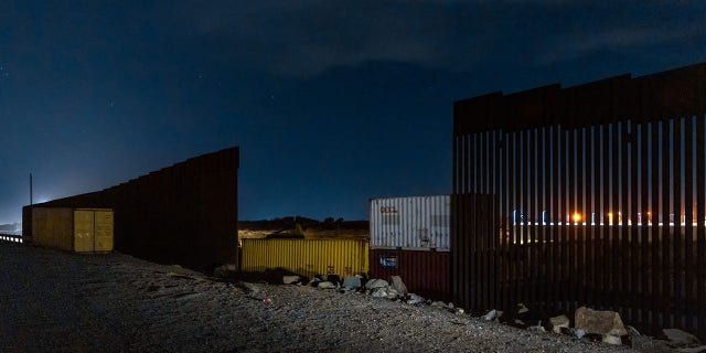 Una visione generale dei container di spedizione installati per colmare le lacune nel muro di confine incompiuto tra Stati Uniti e Messico il 16 agosto 2022 a Yuma, in Arizona.