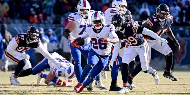 Devin Singletary #26 de los Buffalo Bills corre para un touchdown durante el tercer cuarto del juego contra los Chicago Bears en Soldier Field el 24 de diciembre de 2022 en Chicago, Illinois.