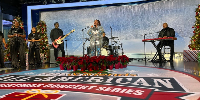 Grammy Award-winning gospel music sensation Tasha Cobbs Leonard kicked off the holiday season with a special performance. 
