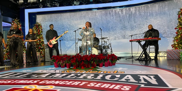 Grammy Award-winning gospel music sensation Tasha Cobbs Leonard kicked off the holiday season with a special performance.