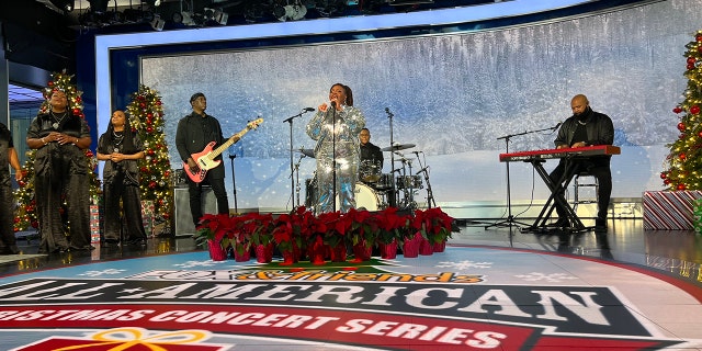 Grammy Award-winning gospel music sensation Tasha Cobbs Leonard kicked off the holiday season with a special performance. 