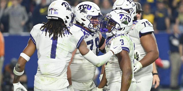 Emari Demercado #3 de TCU Horned Frogs celebra con sus compañeros de equipo después de correr para un touchdown en el tercer cuarto contra los Michigan Wolverines en el Vrbo Fiesta Bowl en el State Farm Stadium el 31 de diciembre de 2022 en Glendale, Arizona. 