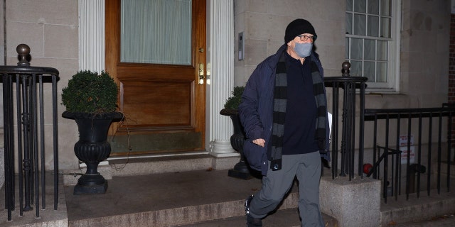 De Niro s'est entretenu avec des journalistes alors qu'il quittait sa maison lundi, leur disant qu'il faisait 