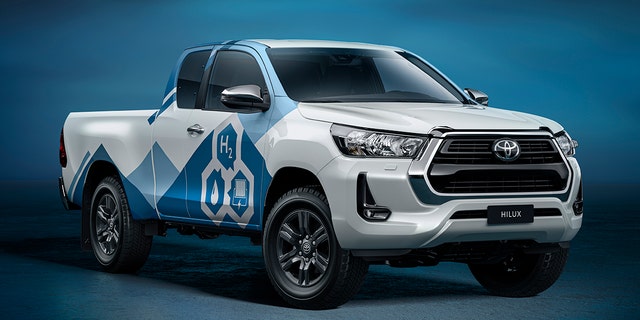 Toyota a converti un pick-up Hilux avec un groupe motopropulseur à pile à hydrogène.
