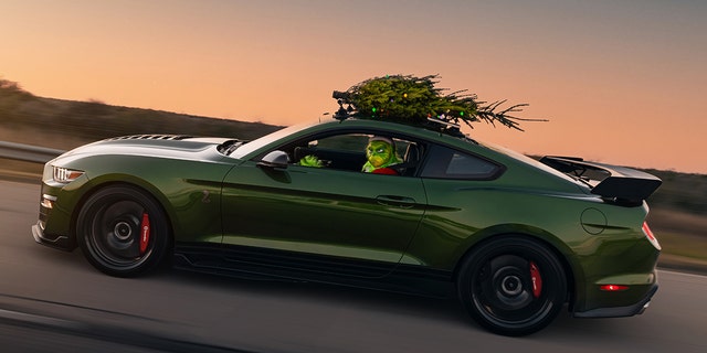 Ford Mustang hits record 192 mph with Christmas tree on roof