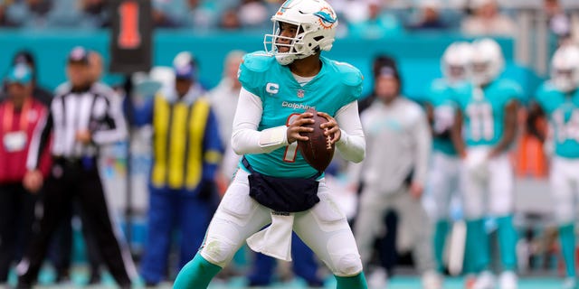 El No. 1 de los Miami Dolphins, Tua Tagovailoa, busca un pase contra los Green Bay Packers durante la segunda mitad del juego en el Hard Rock Stadium el 25 de diciembre de 2022 en Miami Gardens, Florida.