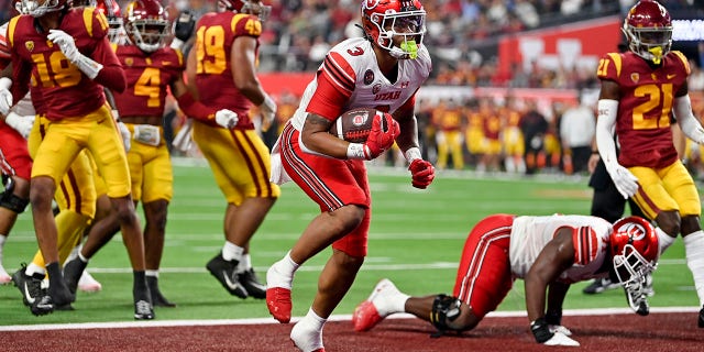 Ja'Quinden Jackson #3 of the Utah Utes runs the ball for a touchdown during the second quarter of the Pac-12 Championship football game against the USC Trojans at Allegiant Stadium on Dec. 02, 2022 in Las Vegas, Nev.