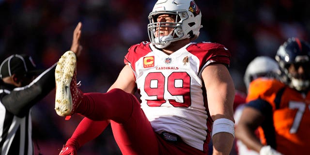 El ala defensiva de los Arizona Cardinals, JJ Watt, celebra una captura contra los Denver Broncos durante la primera mitad de un juego el 18 de diciembre de 2022 en Denver. 