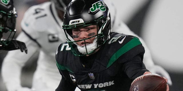 New York Jets quarterback Zach Wilson (2) delivers the ball to New York Jets running back Michael Carter (32) during the first quarter of an NFL football game against the New York Jaguars Jacksonville, Thursday, December 21. born February 22, 2022 in East Rutherford, New Jersey