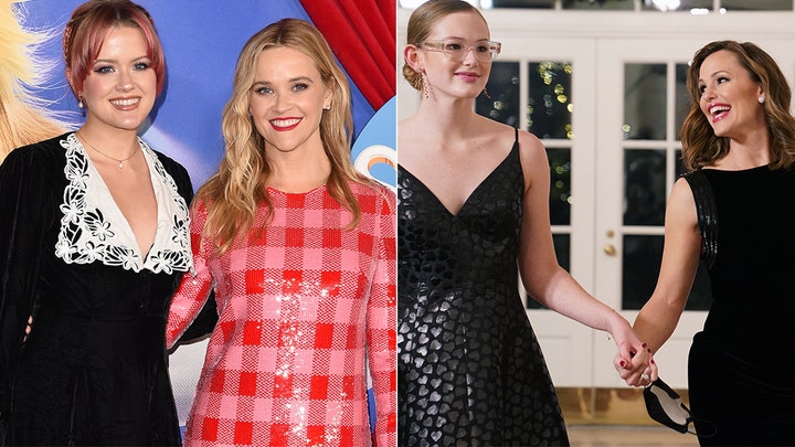 Jennifer Garner plays saxophone for Reese Witherspoon’s birthday
