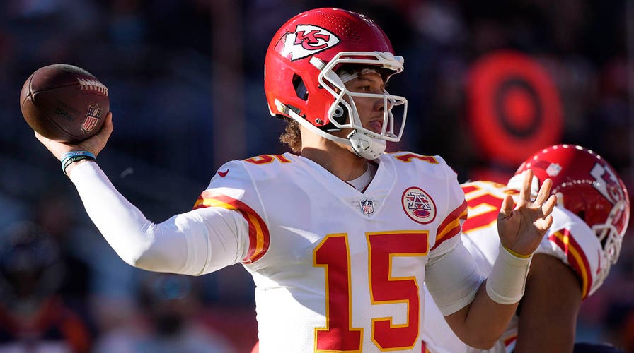 Patrick Mahomes throws unreal no-look pass to Jerick McKinnon for touchdown