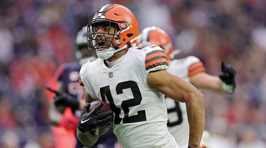 Father of Browns' Tony Fields makes falling catch after his son tosses touchdown ball into the stands | Fox News