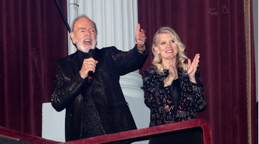Neil Diamond 'Sweet Caroline' live: See surprise Broadway performance