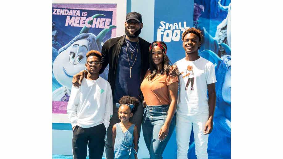  Lebron with his family 