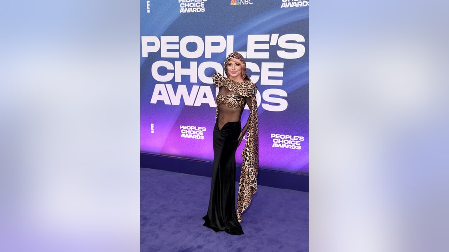 Shania Twain rocks strapless leopard people     formal  with see-through sleeves.