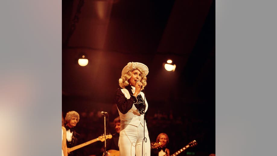 Tammy Wynette performing