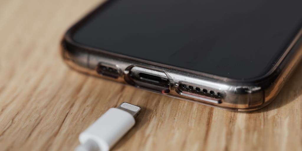 Do's and Don'ts of charging your phone the right way - Vimarsana News