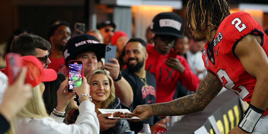 Georgia Players Ate Wings On Sideline During Blowout Win (VIDEO)