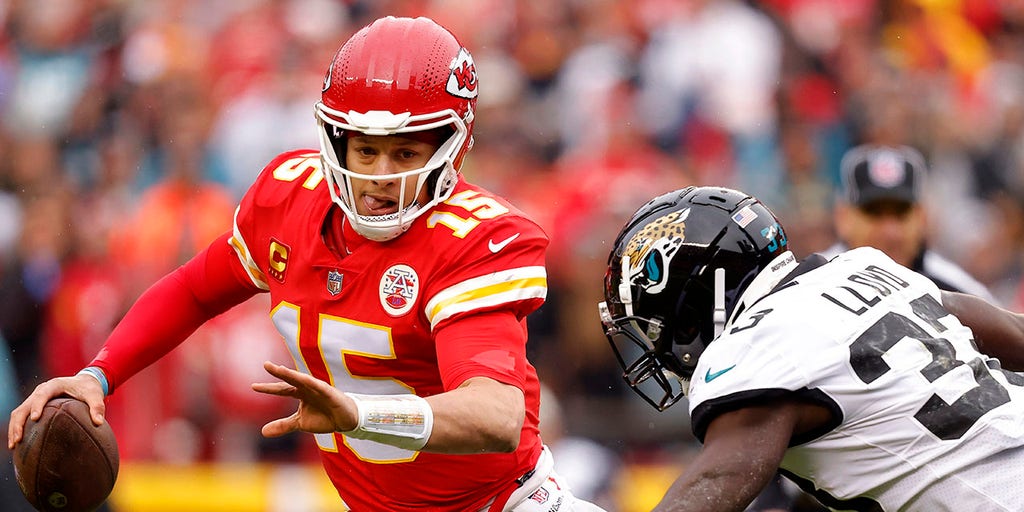 Chiefs' Mahomes hurts ankle, questionable to return vs. Jags