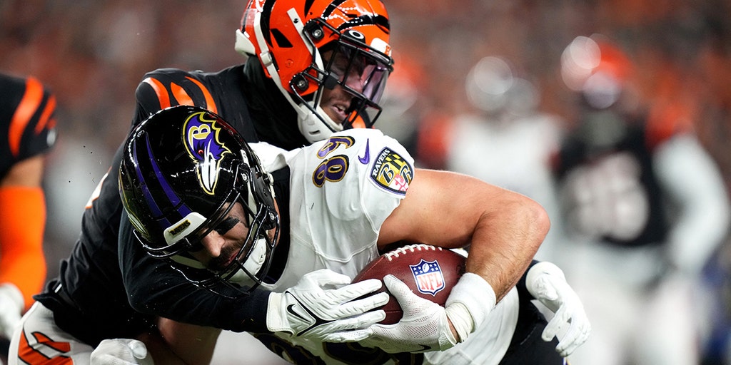 Hubbard's fumble return gives Bengals 24-17 win over Ravens