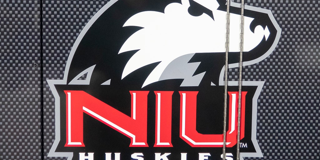 Northern Illinois' Kaleb Thornton makes layup with sneaker in hand - Vimarsana News