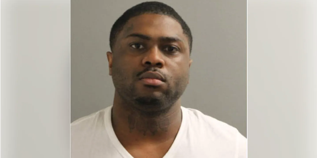 Anti-violence worker found in Chicago home naked with gun, suspected narcotics and $50K cash: prosecutors - Vimarsana News