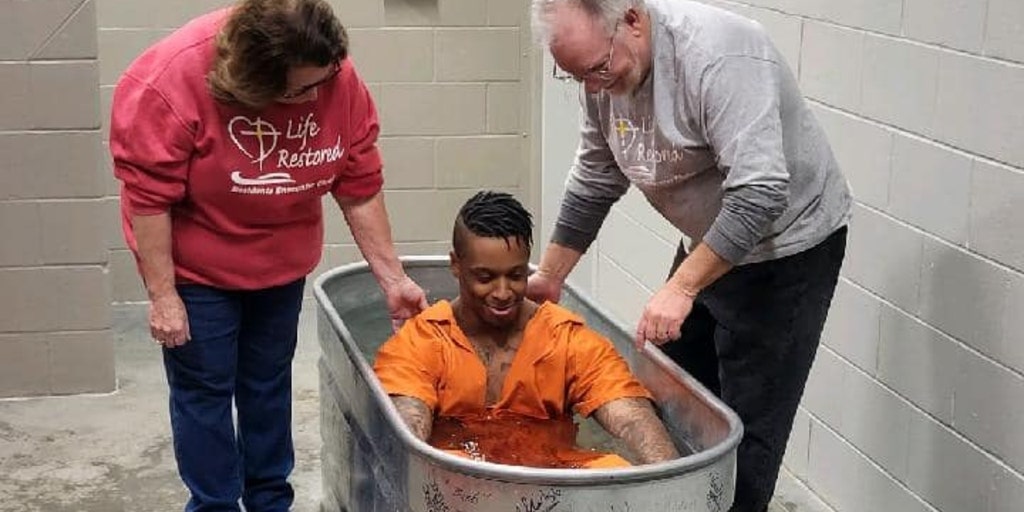 Atheist group accuses Indiana sheriff's office of 'pushing Christianity' on inmates after hundreds baptized