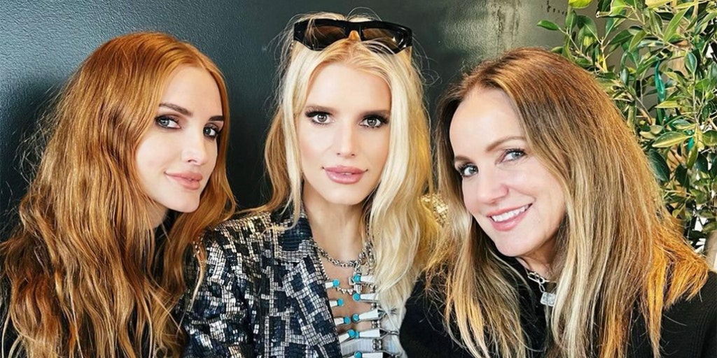 Jessica Simpson stuns fans with youthful look: 'She's aging